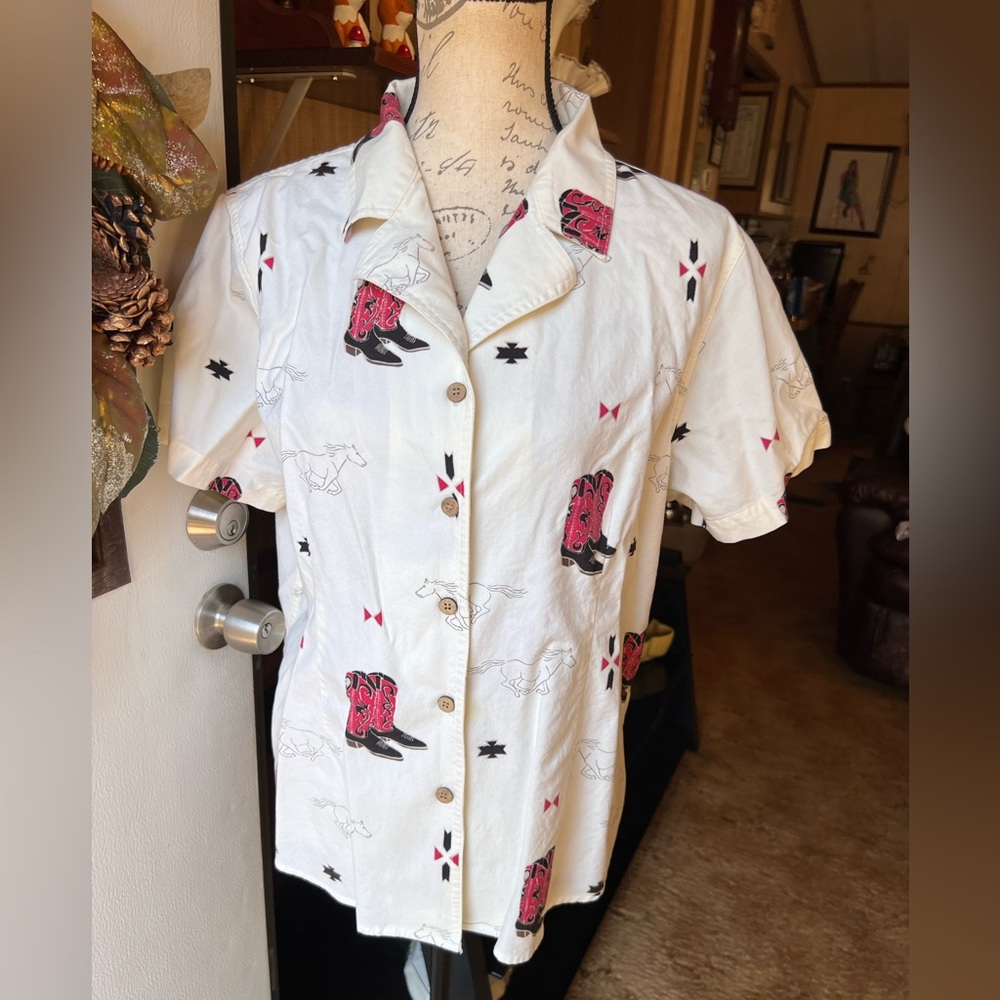 Woman’s western Bit & Bridle cowgirl print button down blouse.